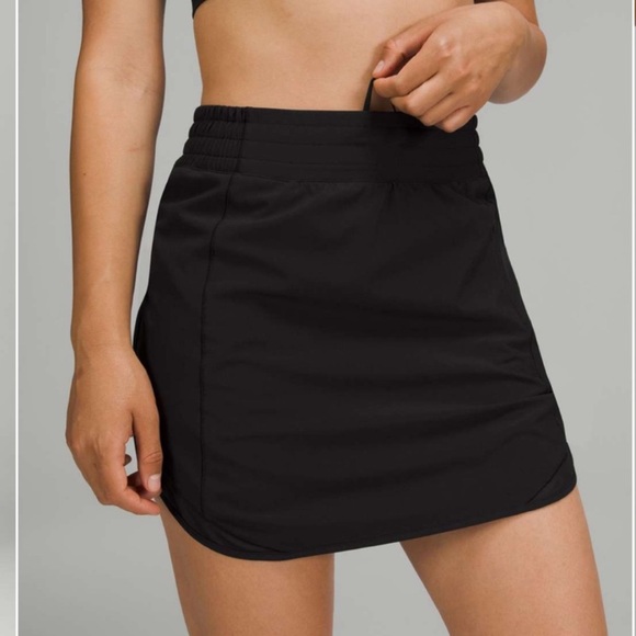 lululemon athletica Dresses & Skirts - Lululemon Women’s Black Hotty Hot High Rise Skirt Sz.6